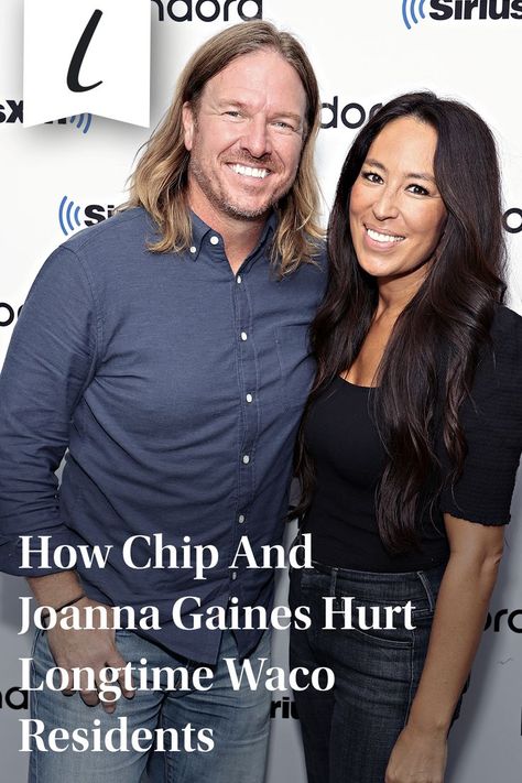 Chip and Joanna Gaines rose to fame in 2013 with the debut of their HGTV show "Fixer Upper," where they renovated and decorated houses in Waco, Texas. #chipandjoana Joanna Gaines House, Joanna Gaines Farmhouse, Chip Gaines, Chip And Jo, Hgtv Fixer Upper, Hgtv Shows, Waco Texas, Chip And Joanna Gaines, Universal Language