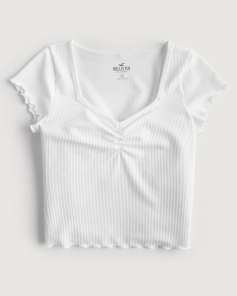 This super soft top is made with seamless ribbed fabric. Featuring a pretty sweetheart neckline with a pinch detail and lettuce trims. Slim Fit. Hollister Crop Tops, Cropped Graphic Tees, Wardrobe Makeover, Cropped Tee Shirt, Small Crop Tops, Summer Crop Tops, Crop Top Shirts, Baby Tee, Shoulder Shirts