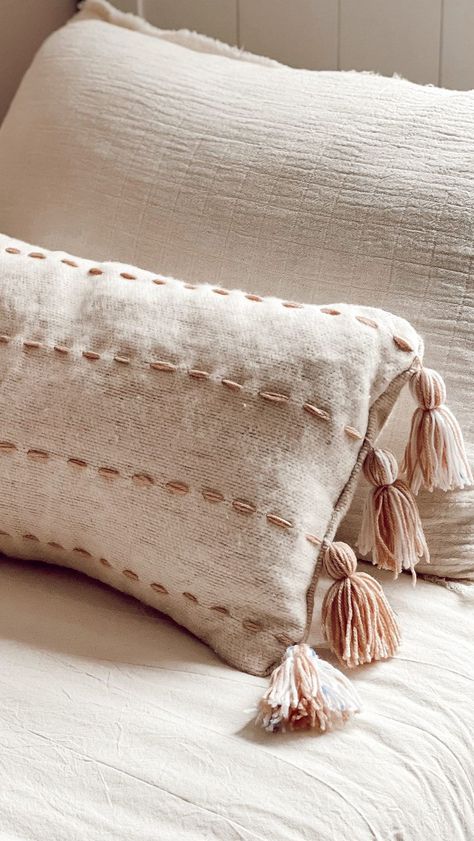 Cushion Design Ideas, Born To Create, Pillows Crochet, Diy Cushion Covers, Cushion Designs, Creative Pillows, Boho Crafts Diy, Cushion Embroidery, Diy Pillow Covers