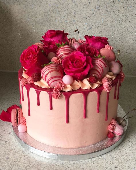 Pink Birthday Cake Strawberry, Pink Cake Birthday For Women, Birthday Cake With Chocolate Strawberry, Cake With Macarons And Strawberries, Pink Birthday Cake With Strawberries, 23th Birthday Cake, Beautiful Birthday Cakes For Women Ideas, Strawberry Birthday Cake For Women, B Day Cake Ideas