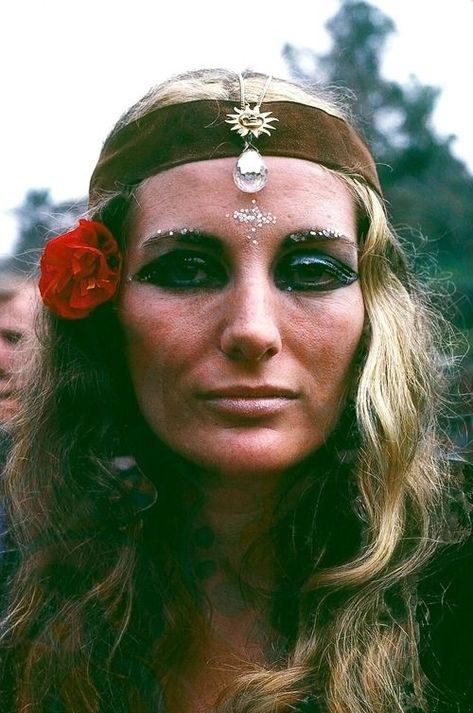 Hippie Makeup 70s Flower Power, Hippie Makeup 70s, Hippie Makeup Looks, Hippie Style 70s, Hippie Makeup, Looks Hippie, Hippy Fashion, 1960s Hippie, 70s Makeup