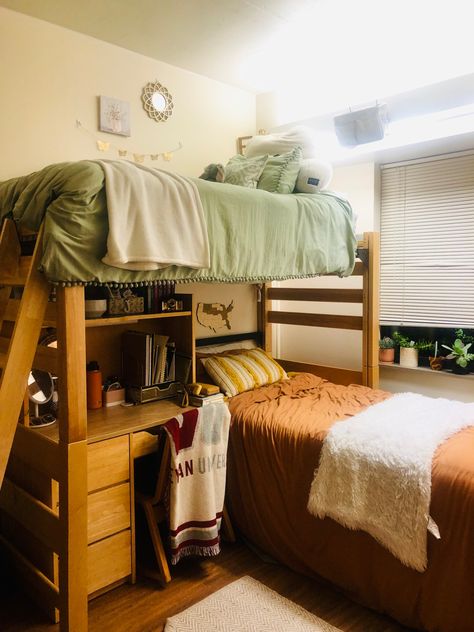 College Dorm Room Ideas For 2 People, Dorm Room With One Lofted Bed, College Room Setup, Dorm Bed Layout, Bunk Beds Dorm Room, College Triple Dorm Room Ideas, Bunk Bedroom Ideas For Small Rooms, Dorm Room Designs Bunk Bed, Dorm Room Bunk Beds Layout