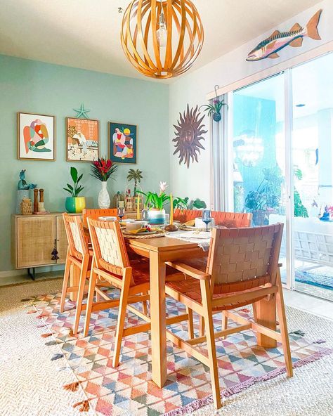 Dining Room Rugs Boho, Colorful Bohemian Dining Room, Dining Room Bright Colors, Boho Dining Room Colorful, Eclectic Dining Room Ideas Funky, Bright Colored Dining Room, Eclectic Florida Home, Colourful Dining Room Ideas, Colourful Boho Kitchen