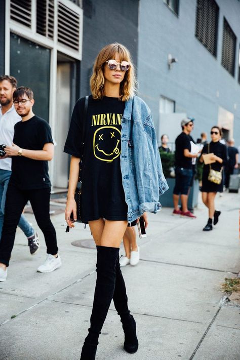 Street Style // Oversized shirt + knee-high boots and denim jacket. Inspired Outfits, T Shirt Skirt Outfit, Pierce The Veil Concert Outfit, Jaket Denim, Look Grunge, Street Style 2017, Cooler Look, Festival Looks, Summer Style Casual