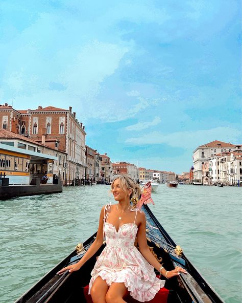 What To Wear In Venice, Italy Fall 2022 What To Wear In Venice, Elegant Blue Dress, Venice Italy Outfit, Italy Summer Outfits, Gondola Venice, What To Wear In Italy, Venice Photography, Venice Photos, Rome Photo