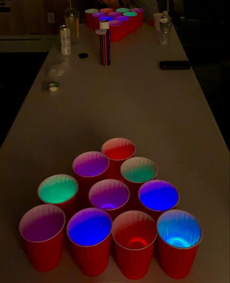 Glow sticks
Pong
Beer pong
Solo cups
House party Neon Glow Sticks, Glow In The Dark Cup Pong, Beer Pong Party Ideas, Neon Drinks Glow Party, Backyard Kickback Party, Lit Party Ideas, Euphoria Party Snacks, Neon 21st Birthday Party, Glow Stick Party Ideas