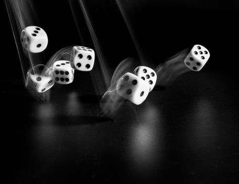 Dice Photography Art, Focus Photography Ideas, Blur Motion Photography, Movement Photography Ideas, Motion Photography Ideas, Long Exposure Photography Ideas, Photos With Movement, Dice Photography, Slow Shutter Speed Photography