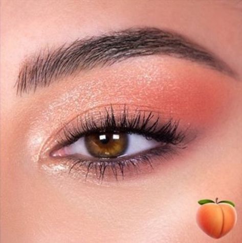 Peachy Smokey Eye Makeup, Coral Pink Eyeshadow, Peach Makeup Wedding, Peach Pink Eyeshadow, Eyeshadow Looks Peach, Eyeshadow Looks For Graduation, Eyeshadow For Graduation, Peach Eyeshadow Look, Makeup Looks Peach