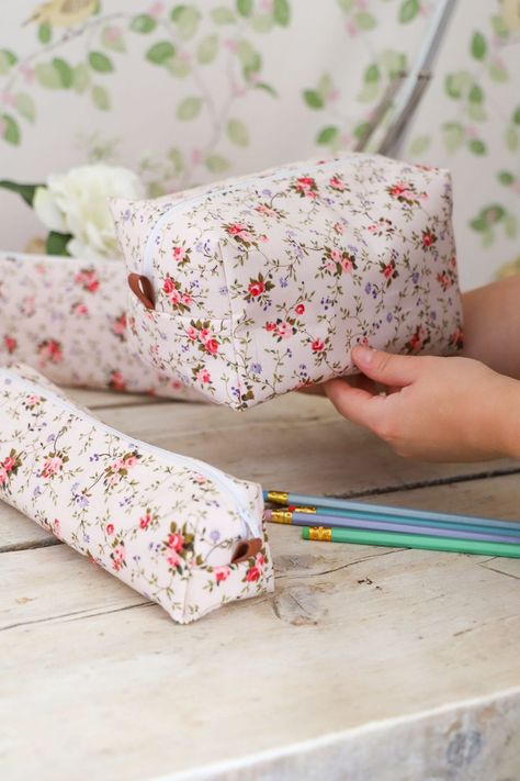 How to make a pencil case Square Pencil Case, Adorable Crafts, Pencil Case Sewing, Pencil Case Pattern, Back To School Diy, Budget Interior, Diy Pencil Case, Dainty Dress, Diy Pencil