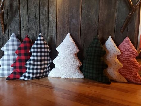 Natal, Buffalo Plaid Pillows, Buffalo Plaid Christmas Decor, Christmas Tree Pillow, Buffalo Plaid Christmas Tree, Fabric Christmas Trees, Plaid Christmas Tree, Pillow Inspiration, Christmas Pillowcases