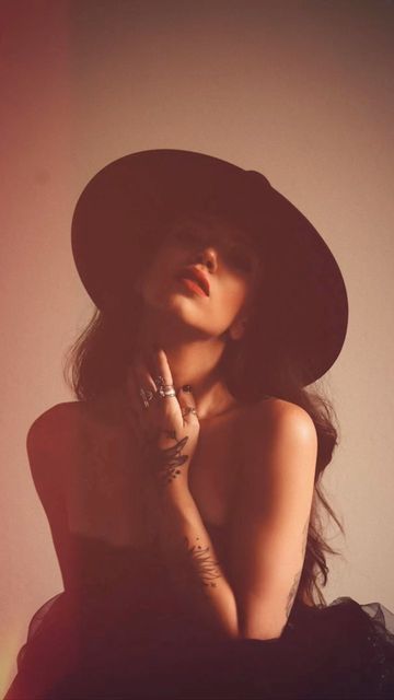 Moody Instagram Photos, Moody Portraits Women, Moody Photoshoot Ideas, Edgy Photoshoot Ideas, Sultry Photoshoot, Edgy Photoshoot, Witchy Photoshoot, Moody Photoshoot, Shadows Photography