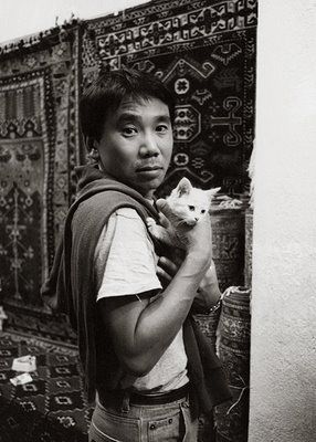 Haruki Murakami. His writing will change the way you look at life. Murakami Haruki, Celebrities With Cats, Kafka On The Shore, Allen Ginsberg, Image Chat, Great Cat, Haruki Murakami, Book Writer, Cat People