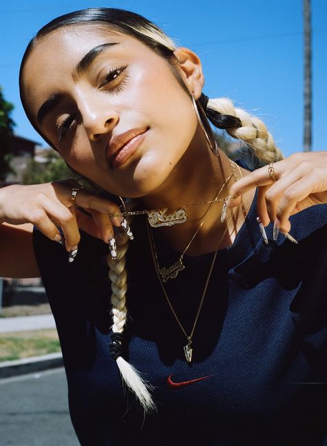 90s Hispanic Aesthetic, Office Magazine, Mexican Hairstyles, Hispanic Aesthetic, Chola Style, Arte Cholo, Aesthetic Grunge Tumblr, Hispanic Women, Mexican Fashion