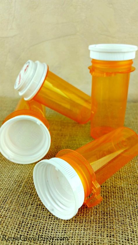 Upcycling, Empty Pill Bottle Crafts, Reuse Pill Bottles, Medicine Bottle Crafts, Coffee Creamer Bottles, Coffee Creamer Container, Pill Bottle Crafts, Creamer Bottles, Recycling Hacks