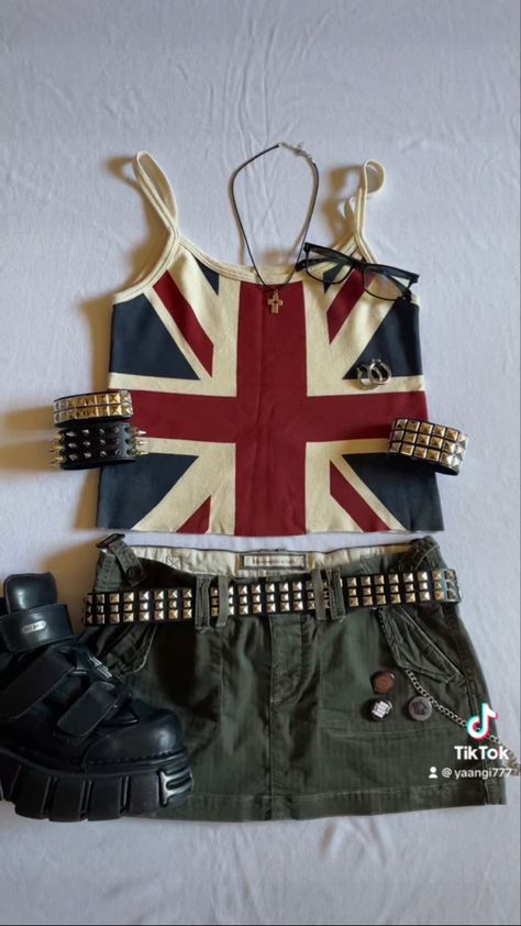 Roller Skates Outfits For Women, Y2k Pop Punk Outfits, Tie Belt Outfit, Rockstar Summer Outfit, 90s Alt Fashion, Punk Y2k Outfits, Rock Star Gf Outfits, Chaotic Aesthetic Outfits, Punk Outfits Summer