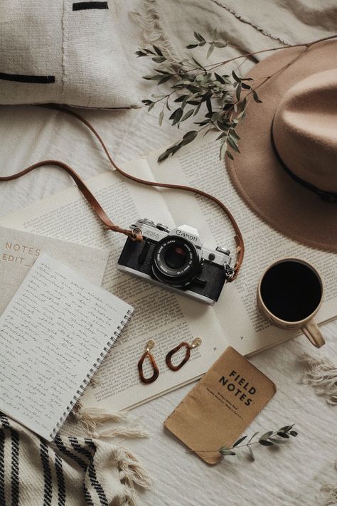 Fotocamere Vintage, Fotografi Kota, Desain Signage, Cozy Aesthetic, Foto Tips, Flat Lay Photography, Blogger Tips, Beige Aesthetic, Aesthetic Pastel Wallpaper