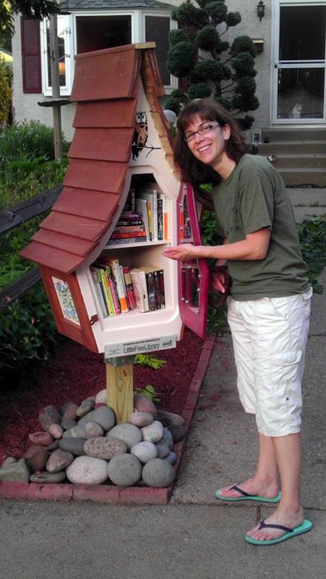 Cute Shape- What Asian Design could be Used?? Little Free Library Plans, Libraries Around The World, Tiny Library, Street Library, Library Plan, Mini Library, Library Inspiration, Lending Library, Community Library