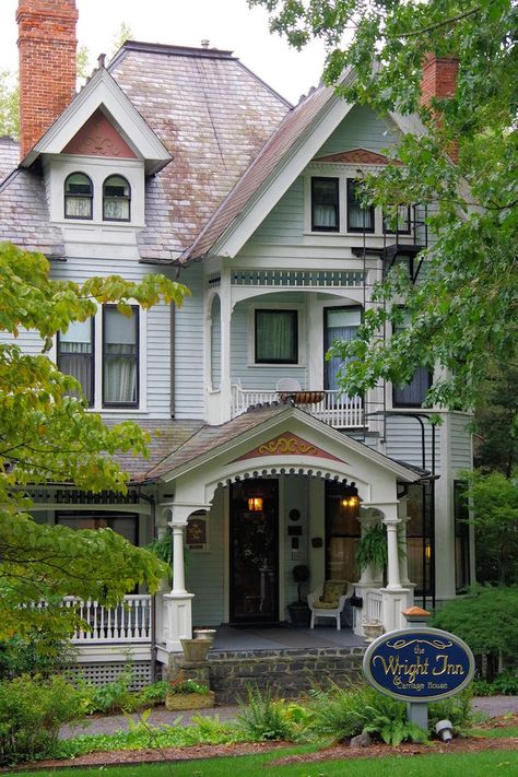 Small Town Bed And Breakfast, Cute Bed And Breakfast Inn, Inn Exterior Design, Antique Bed And Breakfast, Aesthetic Bed And Breakfast, Bed And Breakfast Aesthetic Exterior, Small Bed And Breakfast Ideas, Old Inn Aesthetic, Dragonfly Inn Aesthetic