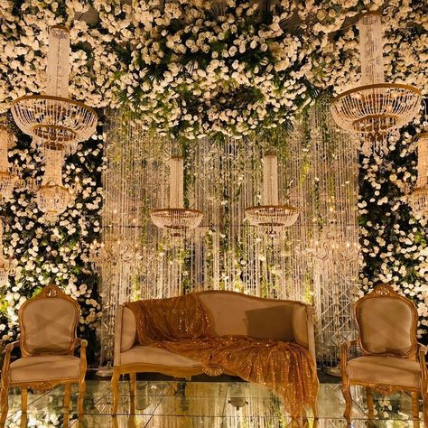 Pakistani Baraat Decor, Barat Decor Stage Decorations, Desi Wedding Stage, Barat Decor, Walima Decor, Wedding Throne, Shadi Decor, Shadi Ideas, Pakistani Wedding Stage