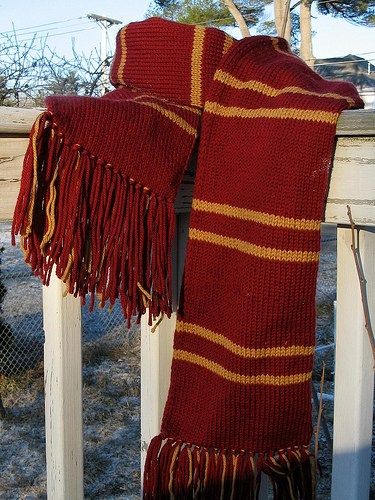 1865 HP scarf the third Harry Potter Scarf Pattern, Halloween Aesthetic Costume, Tricot Harry Potter, Aesthetic Wallpaper Halloween, Harry Potter Tea Party, Halloween Aesthetic Wallpaper, Harry Potter Knit, Chevron Crochet Patterns, Harry Potter Scarf