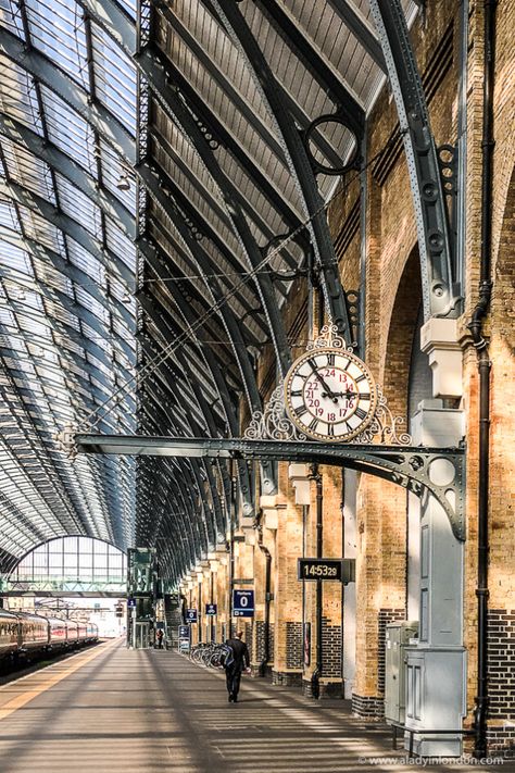 King's Cross Station in London is famous for being the site of Platform 9 3/4 from the Harry Potter movies.  #kingscross #london #trainstation #harrypotter Platform 9 3/4, Brick Arches, King's Cross Station, Kings Cross Station, Train Platform, Lev Livet, Images Harry Potter, Old Train, Travel Tourism