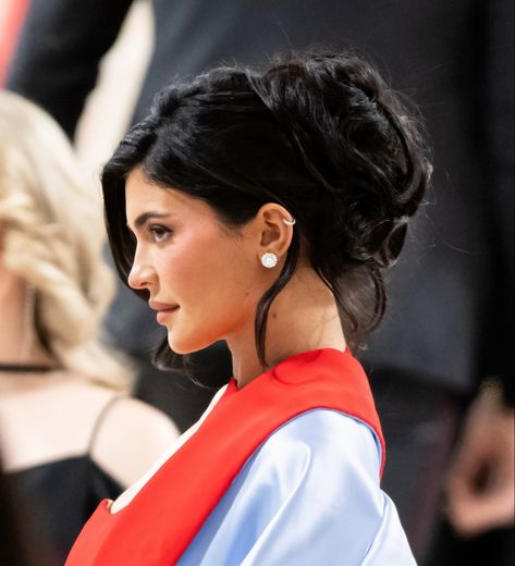 Kylie Jenner Hair Updo, Kylie Jenner Hair Up, Kylie Jenner Hair Bun, Kylie Jenner Updo, Kylie Jenner Met Gala 2023, Kylie Hairstyles, Kratka Kosa, Red Carpet Ponytail, Kylie Jenner Met Gala