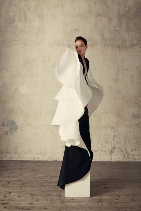 Stéphane Rolland | Fall 2016 Couture Collection | The Cut, NYMag.com Stéphane Rolland, Olivia Palermo, Sculptural Fashion, Collection Couture, Stephane Rolland, Avant Garde Fashion, Haute Couture Fashion, Mode Inspiration, Gigi Hadid