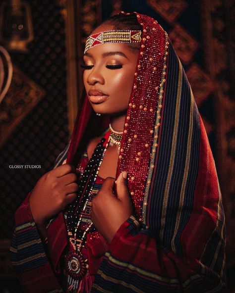 Fulani Women Nigeria, Fulani Bride Nigerian Weddings, Traditional Shoot Poses, Hausa Bride Traditional Attire, Fulani Bride, Fulani Culture, Nikkah Reception, Nigerian Wedding Makeup, Fulani Wedding