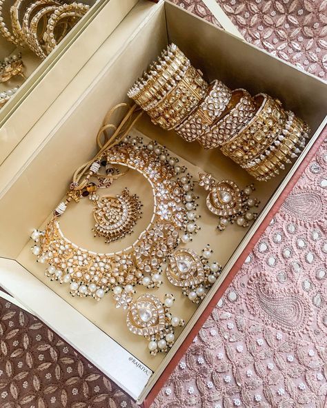 Wedding Jewelry Sets Bridal Jewellery, Bridal Jewellery Inspiration, Indian Wedding Jewelry Sets, Kundan Jewellery Bridal, Pakistani Bridal Jewelry, Perhiasan India, Indian Bridal Jewelry Sets, Bridal Jewellery Design, Jewelry Set Design