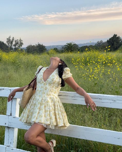 if spring were a dress 🌼🌿🌷 Picnic Fits, Yellow Floral Print Dress, Picnic Outfits, Trendy Spring Outfits, Spring Photoshoot, Urban Chic Fashion, Fits Aesthetic, Yellow Short, Bold Floral Print