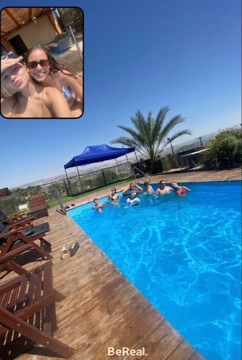 Bereal photo, friend group, summer, summer activities, pool, pool activities, villa, hotel, vacation with friends Friend Group Summer, Yolo Summer, Big Friend Group, Vacation With Friends, Friends Group Photo, Hotel Vacation, Pool Activities, Pool Pool, Big Friends