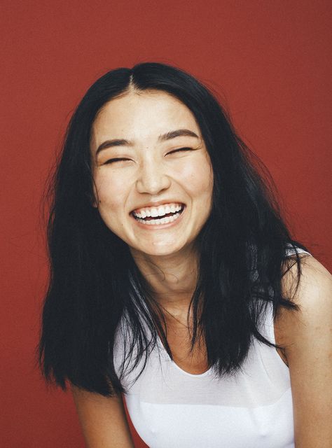 This Is The Key To Happiness (According To Landmark Study)+#refinery29uk #portraitphotography Smiling People, The Key To Happiness, Happy Photography, People Happy, Key To Happiness, Business Portrait, Poses References, Photography Poses Women, People Photography