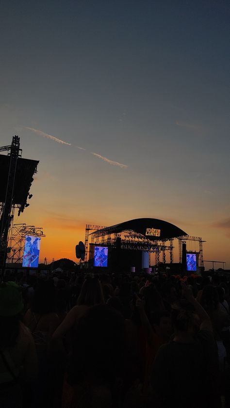 #sunset #festival #concert #scene Concerts Aethstetic, Concert Outdoor, Go To A Concert, Concert Vibes, Concert Pictures, Teen Beach Movie, Techno House, Festival Concert
