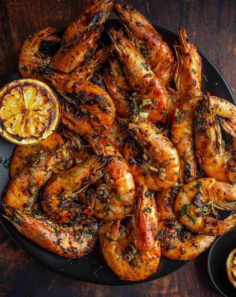 Grilled prawns and grilled lemon on a serving plate. Grilled Prawns Recipe, Easy Prawn Recipes, Savory Seasoning, Bbq Prawns, Shrimp Garlic, Prawns Recipe, Prawn Dishes, Canned Seafood, Grilled Prawns