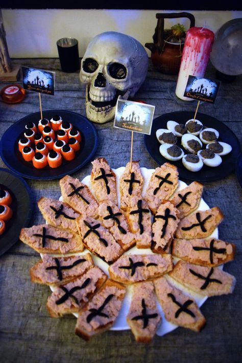 Des idées de déco et menu, conseils et imprimés gratuits pour organiser une fête d’Halloween horrifique ! Aperitif Halloween, Recetas Halloween Faciles, Deco Table Halloween, Halloween Deco Diy, Halloween Menu Ideas, Souper Halloween, Soiree Halloween, Halloween Buffet Food, Cena Halloween