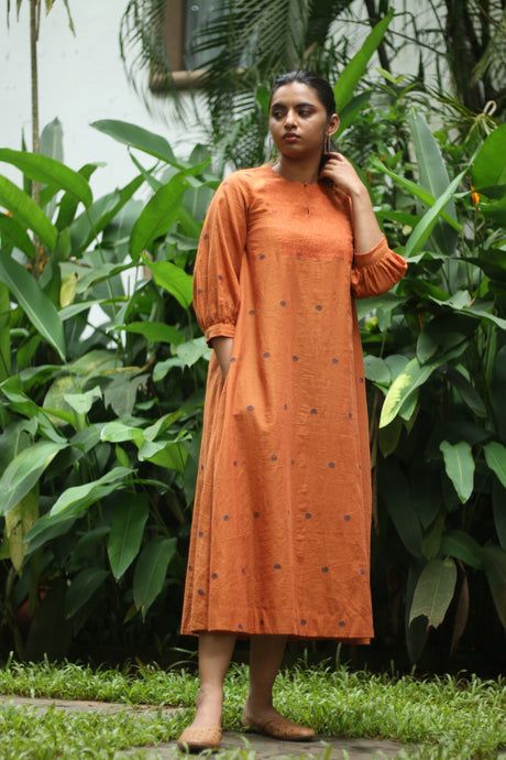 Shalini James' MANTRA For well-fitted clothes in Indian handloom and hand-crafted textiles, look no further. Handloom Kurta, Cotton Dress Pattern Indian, Cotton Tunics For Women, Cotton Dress Pattern, Simple Frock Design, Stylish Kurtis Design, Frocks And Gowns, Indian Handloom, Casual Frocks