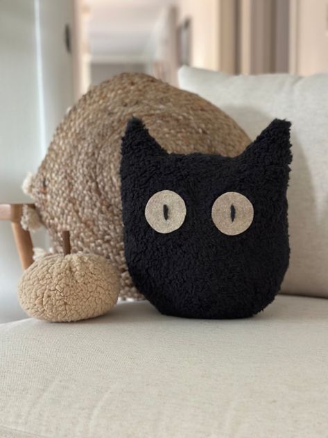 Diy Halloween Pillows, Halloween Pillows Diy, Funky Pillows, Black Cat Pillow, Pillow Halloween, Ghost Pillow, Halloween Bedroom, Vintage Halloween Images, Cozy Fall Decor