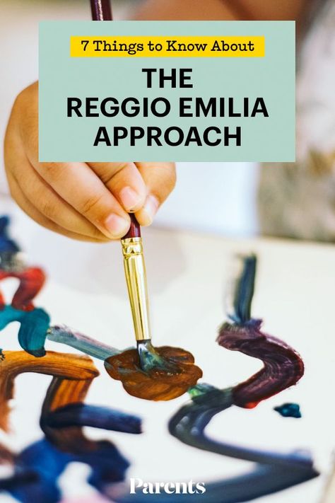 Reggio Emilia is an approach to early childhood teaching named after the Italian city where it originated. Here's everything parents need to know about this educational philosophy. #education #schooling #parents Regio Emilia Infant Classroom, Math Reggio Emilia, Intentional Teaching Preschool, Reggio Emilia Approach Philosophy, Reggio Emilia Activities Toddlers, Intentional Teaching Activities, Regio Emilia Classroom, Reggio Emilia Activities Preschool, Reggio Emilia Classroom Preschool