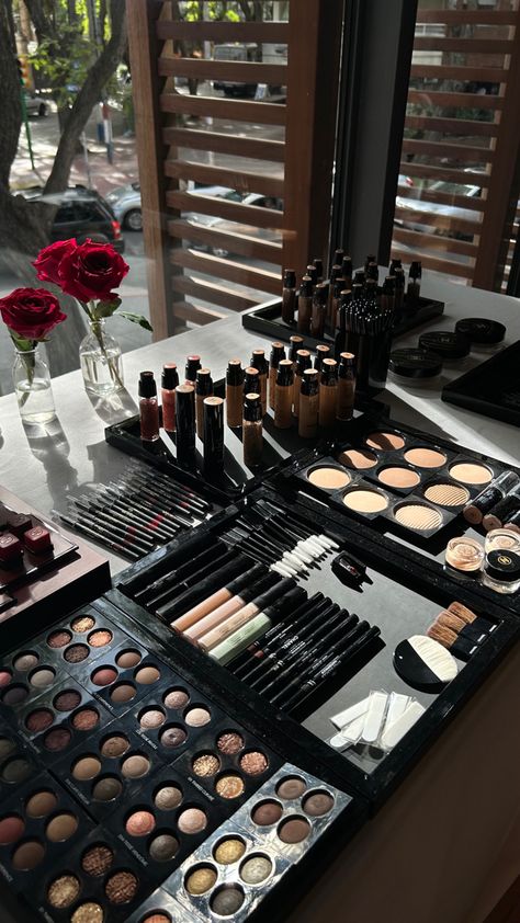 Makeup Artist Career, Makeup Artist Bag, Makeup Studios, Black Makeup Artist, Makeup Companies, Eyelash Technician, Makeup Artist Kit, Makeup Drawer Organization, Makeup Lessons