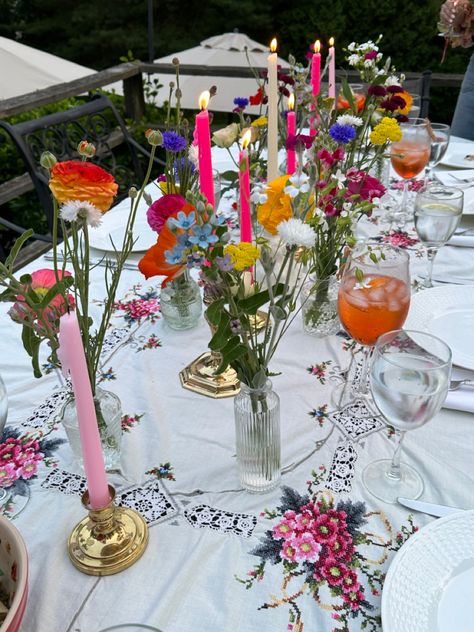 Colourful Dinner Party Table Settings, Hippy Dinner Party, Whimsical Outdoor Dinner Party, Lantern Dinner Party, Table Design Party, 1970s Garden Party, Dinner Party Flower Arrangements Simple, Alison Roman Dinner Party, Dinner Party Birthday Decor