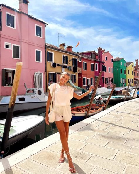 What To Wear In Venice, What Are People Wearing, Street Fashion London, Trends 2023 Summer, Italy Outfits Summer, London Street Fashion, Dress Old Money, Italy Fall, Venice Italy Outfit