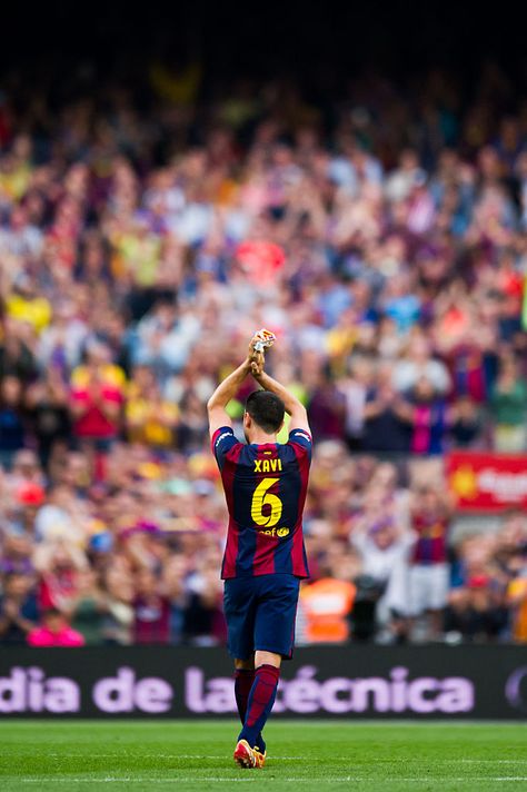 BARCELONA, SPAIN - MAY 23:  Xavi Hernandez of FC Barcelona applauds as he leaves the pitch during the La Liga match between FC Barcelona and RC Deportivo La Coruna at Camp Nou on May 23, 2015 in Barcelona, Spain.  (Photo by Alex Caparros/Getty Images) Xavi Barcelona, Xavi Iniesta, Brazil Football Team, Fc Barcelona Wallpapers, Madrid Football, Lionel Messi Barcelona, Barcelona Futbol Club, Xavi Hernandez, Barcelona Team