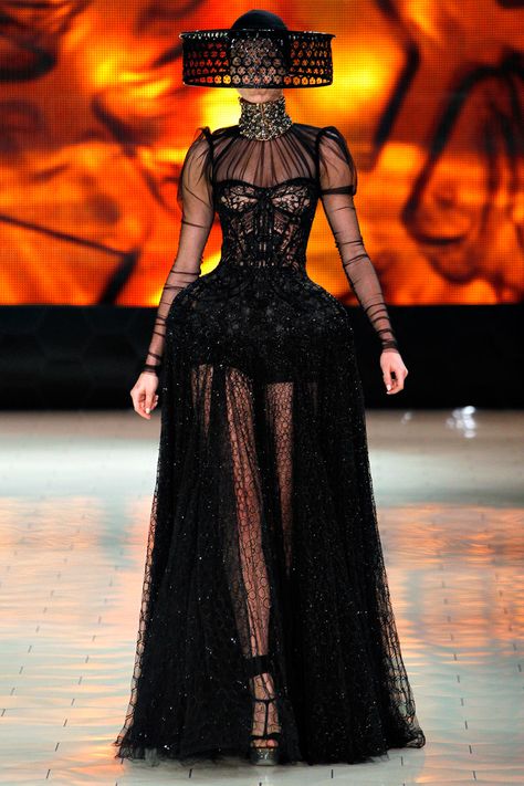 Runway Review: Alexander McQueen Spring 2013 Alexander Mcqueen Ready To Wear, Funeral Outfit, Alexander Mcqueen Fashion, Mode Glamour, Mcqueen Fashion, Mode Costume, Gown Inspiration, Mode Inspiration, Fesyen Wanita