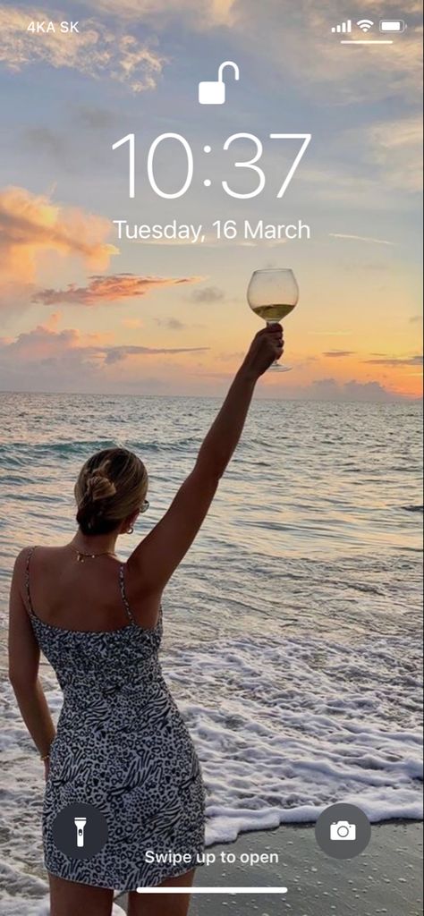 Wine At The Beach Aesthetic, 40 Birthday Photoshoot Ideas Beach, Fifteen Birthday Party Ideas, Beach Birthday Poses, Beach Picnic Pictures Poses, 21st Birthday Photoshoot Beach, Beach Birthday Outfit Ideas, Beach Wine Aesthetic, Birthday Beach Pictures Aesthetic