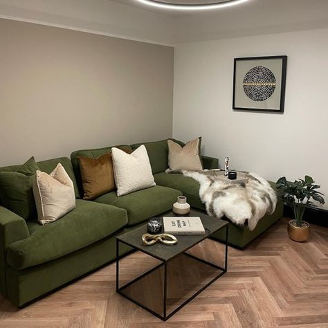 Green Sofa Decor, Living Room Design Green, Olive Living Rooms, Green Couch Living Room, Corner Sofa Living Room, Olive Sofa, Green Sofa Living Room, Velvet Sofa Living Room, Cosy Sofa