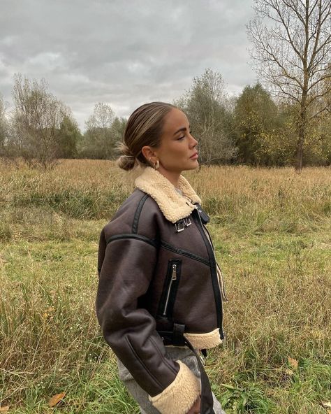 Liz Kaeber on Instagram: “It’s an autumn thing🍂 #ootd #nature #love” Winter Leather Jackets, Stand Collar Jackets, Faux Shearling Jacket, Chic Tops, Vintage Long Sleeve, Woman's Fashion, Coat Vintage, Mode Ootd, Looks Street Style