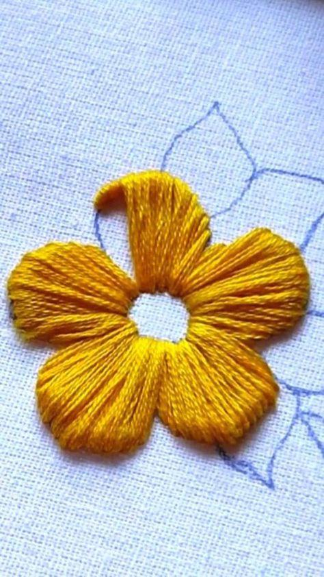 Embroidery Simple Design Flower, Learn Hand Embroidery Stitches, Embroidery Flower Tutorial Videos, How To Make Embroidered Flowers, Vezenje Flower, Floral Embroidery How To, How Embroidery Flowers, Hand Embroidery Art Simple, How To Do Flower Embroidery