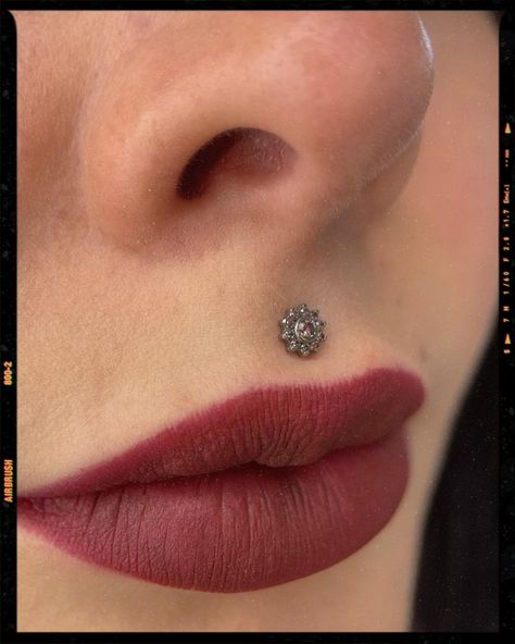 Medusa piercing - Red Lips Medusa With Septum Piercing, Cute Medusa Piercing, Unique Piercings Body Ideas, Philtrum Piercing Jewelry, Medusa Jewelry Piercing, Medusa Piercing Small Lips, Madussa Piercing, Gold Medusa Piercing, Small Medusa Piercing