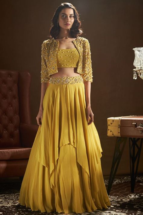 Jazz Up Your Festive Look With These Breathtaking Yellow Indian Outfits Couture, Haute Couture, Yellow Indian Outfit, Mehandi Outfits, Haldi Dress, Haldi Outfits, Haldi Outfit, Trendy Outfits Indian, Function Dresses