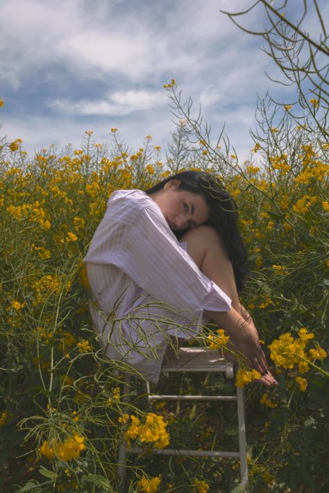 Laying In Flowers Photoshoot, Photo Outside Ideas, Glowy Portrait Photography, Vintage Farm Photoshoot, Photography Flowers Portrait, Outdoor Grass Photoshoot, Dreamy Fall Photoshoot, Photos In A Flower Field, Goldenrod Photoshoot